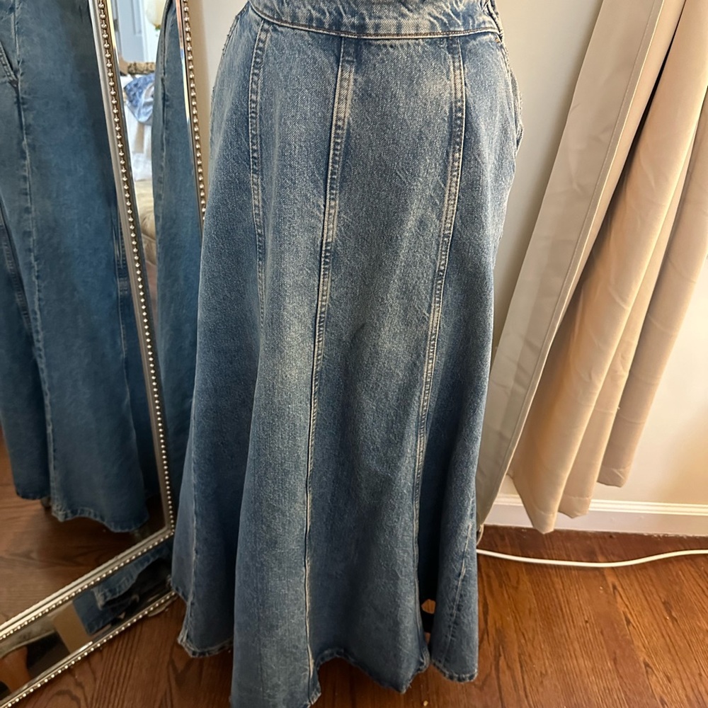 Zara denim maxi skirt . Never worn . Side zip and side pockets .